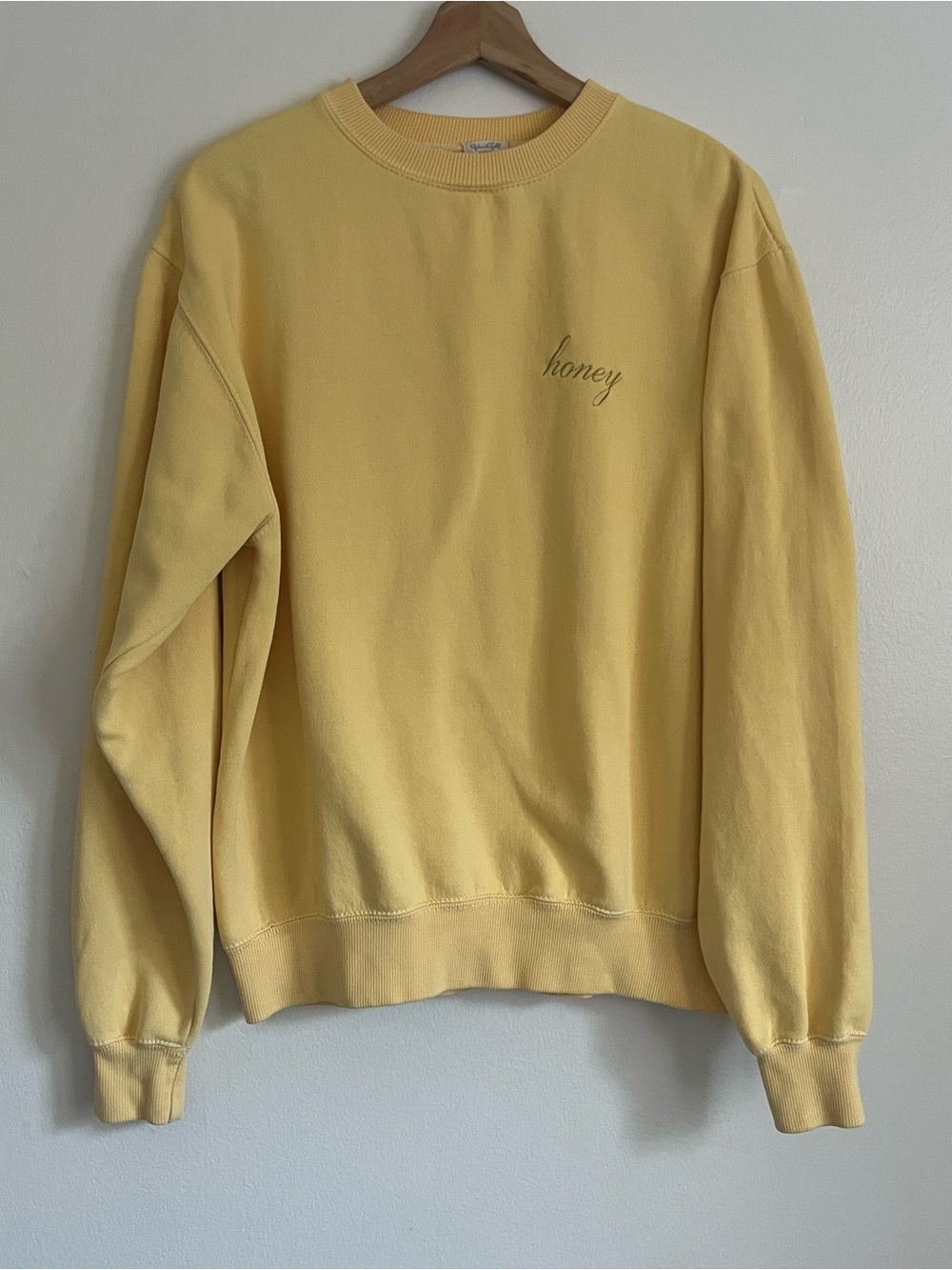Brandy Melville ‘Honey’ Embroidered Crewneck Sweatshirt in Butter Yellow Size M